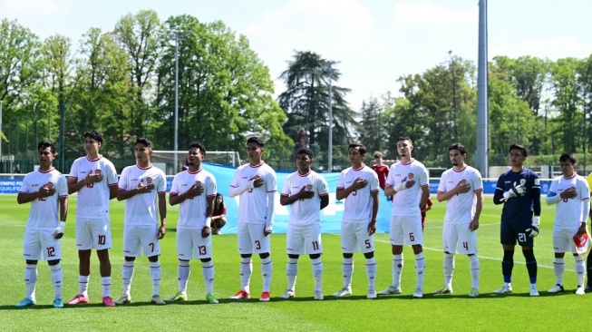 Para pemain Timnas Indonesia senior. [Miguel MEDINA / AFP]