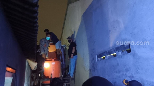 Misteri Pria Bertato Bunga Ditemukan Tewas Membusuk Dalam Toren Air di Tangsel