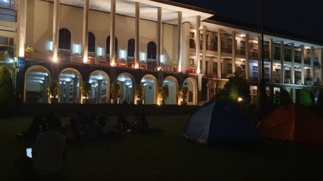 Tuntut Pencabutan Kebijakan Iuran Pembangunan Institusi, Ratusan Mahasiswa Kemah di Halaman Balairung UGM