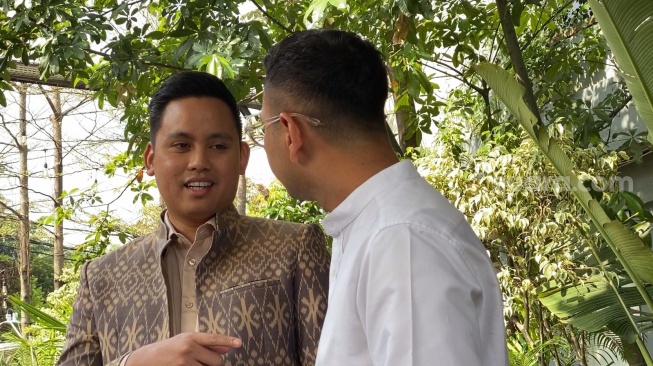 Raffi Ahmad dan Dico Ganinduto di kawasan Tendean, Jakarta, Selasa (28/5/2024). (Suara.com/Adiyoga Priyambodo)