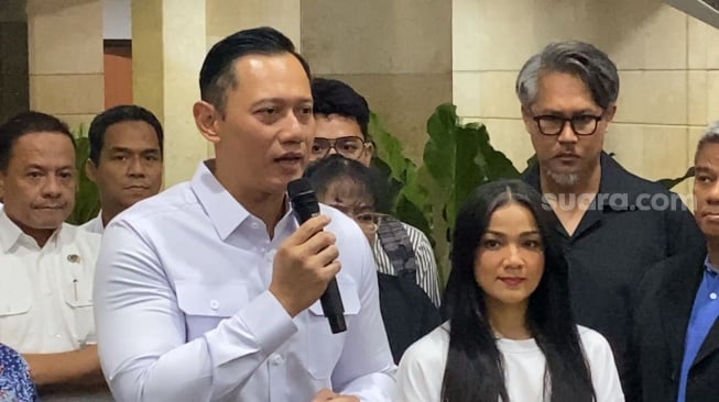 Nirina Zubir dan Menteri ATR/BPN Agus Harimurti Yudhoyono (AHY) di kantor Kementerian ATR/BPN di Jalan Sisingamangaraja, Jakarta, Rabu (29/5/2024). [Suara.com/Adiyoga Priyambodo]