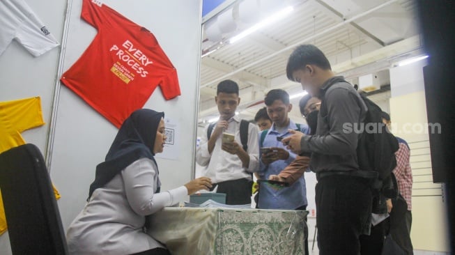 Para pencari kerja mencari lowongan pekerjaan dalam Jakarta Job Fair 2024 yang berlangsun dari tanggal 28-29 Mei di Thamrin City, Jakarta, Rabu (29/5/2024). [Suara.com/Alfian Winanto]