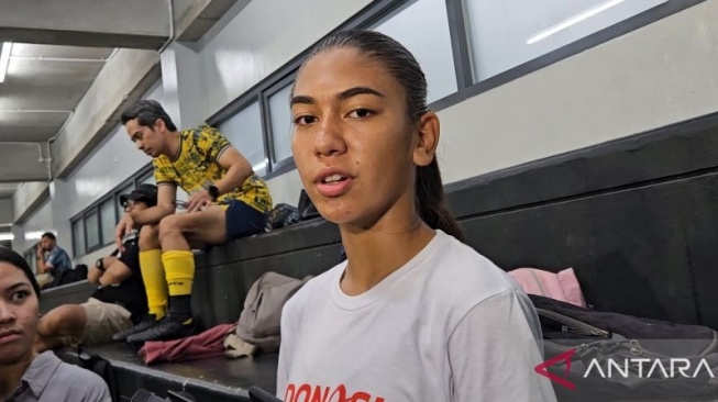 Pemain timnas putri Indonesia Claudia Scheunemann menjawab pertanyaan para pewarta setelah berlatih di Lapangan latihan B, komplek Gelora Bung Karno, Jakarta, Rabu (22/5/2024). (ANTARA/RAUF ADIPATI)