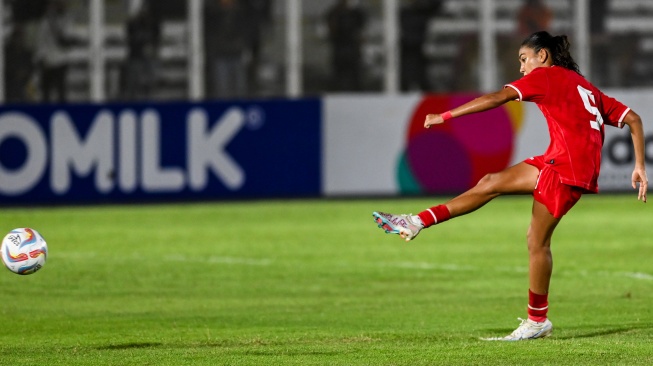 Pesepak bola Timnas putri Indonesia Claudia Alexandra Scheunemann menendang bola ke gawang Timnas putri Singapura pada laga persahabatan di Stadion Madya, Senayan, Jakarta, Selasa (28/5/2024). Timnas Indonesia menang atas Tim Singapura dengan skor 5-1. ANTARA FOTO/Rivan Awal Lingga/Spt.