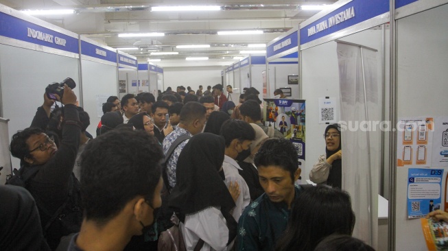 Para pencari kerja mencari lowongan pekerjaan dalam Jakarta Job Fair 2024 yang berlangsun dari tanggal 28-29 Mei di Thamrin City, Jakarta, Rabu (29/5/2024). [Suara.com/Alfian Winanto]