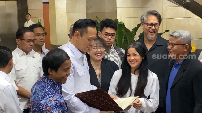 Nirina Zubir dan Menteri ATR/BPN Agus Harimurti Yudhoyono (AHY) di kantor Kementerian ATR/BPN di Jalan Sisingamangaraja, Jakarta, Rabu (29/5/2024). [Suara.com/Adiyoga Priyambodo]