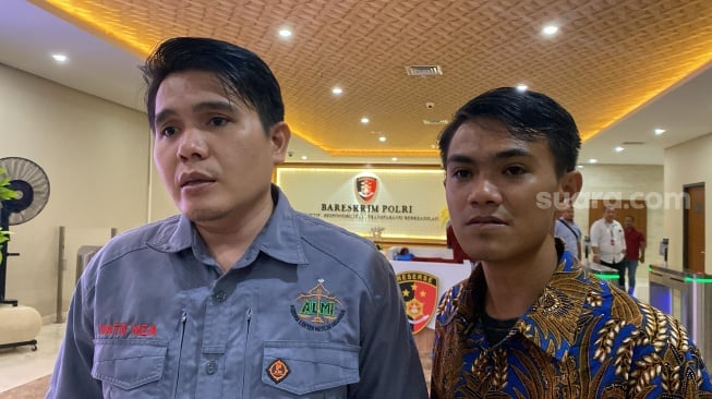 Zainul Arifin dan Mualim Bahar usai membuat aduan polisi terhadap film Vina: Sebelum 7 Hari di Bareskrim Mabes Polri, Selasa (28/5/2024). [Suara.com/Tiara Rosana]