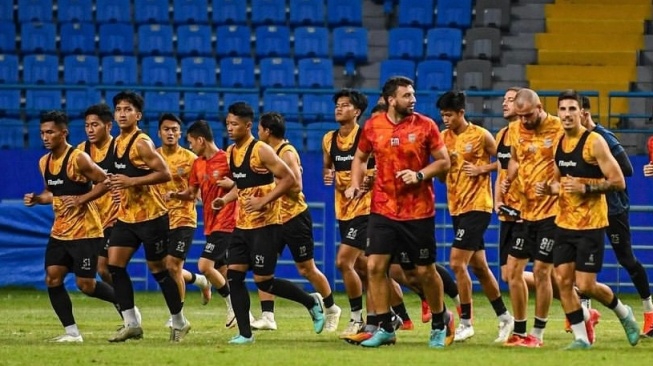 Pemain Borneo FC berlatih jelang pertandingan leg kedua perebutan juara tiga Championship Series BRI Liga 1 kontra Bali United di Stadion Batakan, Balikpapan, Kamis (20/5/2024). [Foto: Liga Indonesia Baru]