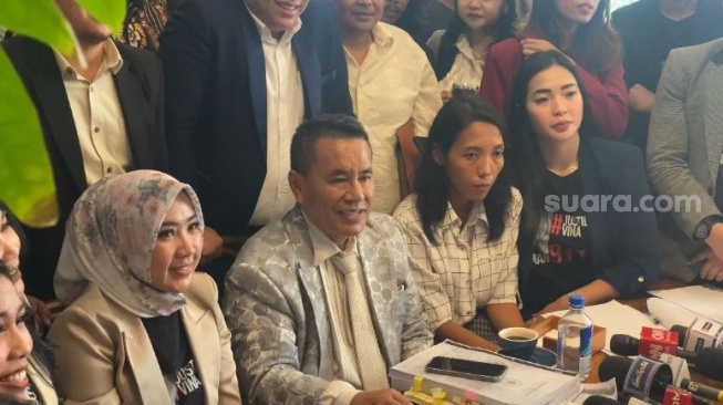 Hotman Paris menggelar jumpa pers terkait kasus pembunuhan Vina yang di mana polisi baru-baru ini menangkap Pegi Setiawan, DPO yang dicari selama delapan tahun. Konferensi pers digelar di kawasan Kelapa Gading, Jakarta Utara, Rabu (29/5/2024). [Tiara Rosana/Suara.com]