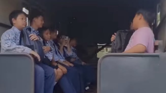 Minim Angkutan Umum, Siswa di Mempawah Diantar Pulang Pakai Mobil Polisi