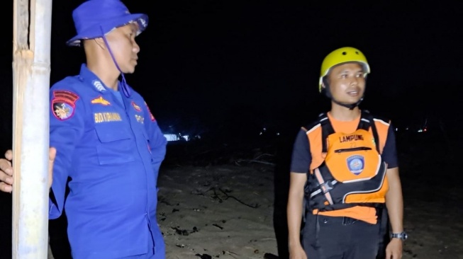 Dihantam Ombak, Pemancing Hilang Terseret Arus di Pantai Bana Pesisir Barat