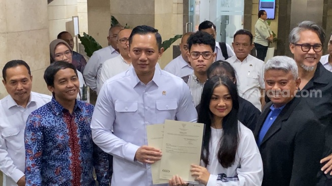 Nirina Zubir dan Menteri ATR/BPN Agus Harimurti Yudhoyono (AHY) di kantor Kementerian ATR/BPN di Jalan Sisingamangaraja, Jakarta, Rabu (29/5/2024). [Suara.com/Adiyoga Priyambodo]