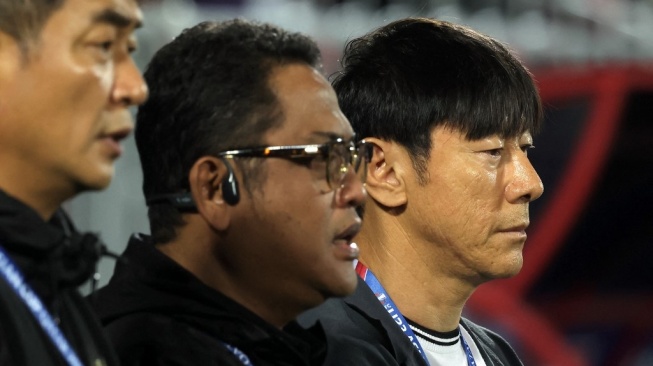Pelatih Timnas Indonesia, Shin Tae-yong (kanan). [Karim Jaafar / AFP]
