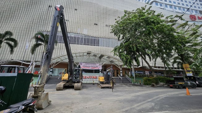 Alat berat disiagakan di Mal Centre Point. [dok Pemkot Medan]