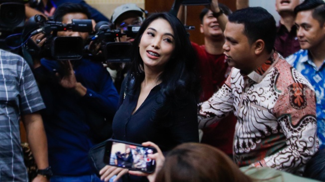 Penyanyi Nayunda Nabila saat menghadiri sidang lanjutan kasus pemerasan dan gratifikasi dengan Terdakwa Syahrul Yasin Limpo (SYL) di Pengadilan Tipikor, Jakarta, Rabu (29/5/2024). [Suara.com/Alfian Winanto]