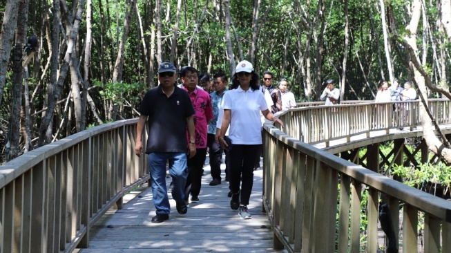 Dirjen Cipta Karya Diana Kusumastuti, saat mendampingi Menteri PUPR meninjau kesiapan kunjungan delegasi WWF di Tahura Ngurah Rai, Jumat (17/05/2024). (Dok: Ditjen Cipta Karya)