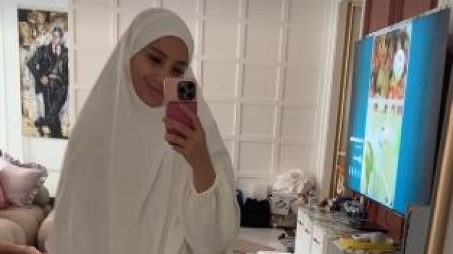 Gaya Nagita Slavina tertutup pakai gamis dan hijab. [Instagram/@raffinagita1717]