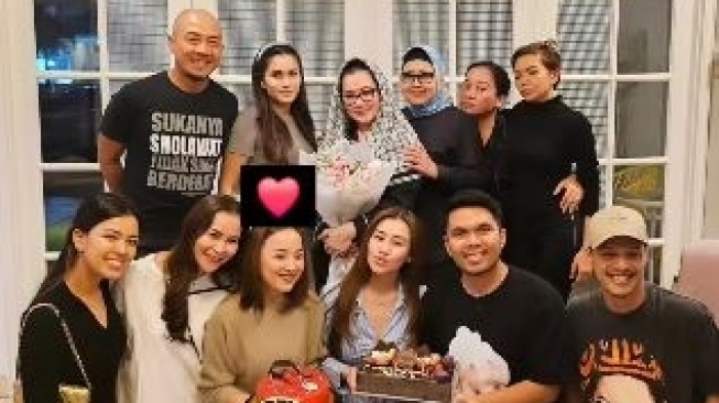 Momen Thariq Halilintar dan Aaliyah Massaid berikan kejutan ultah untuk Reza Artamevia. [Instagram]