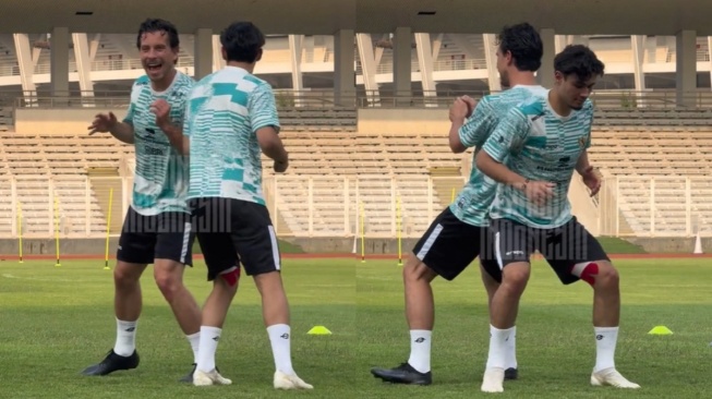 Momen Thom Haye dan Nathan Tjoe-A-On lengket di latihan timnas Indonesia. (TikTok/@timnasindonesia)