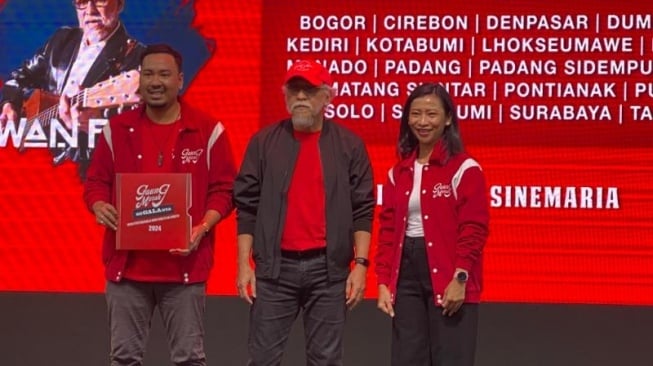 Konferensi pers Konser Iwan Fals bertajuk Gaung Merah SeGALAnya di kawasan Pasar Baru, Jakarta Pusat, Kamis (30/4/2024). [Tiara Rosana/Suara.com]