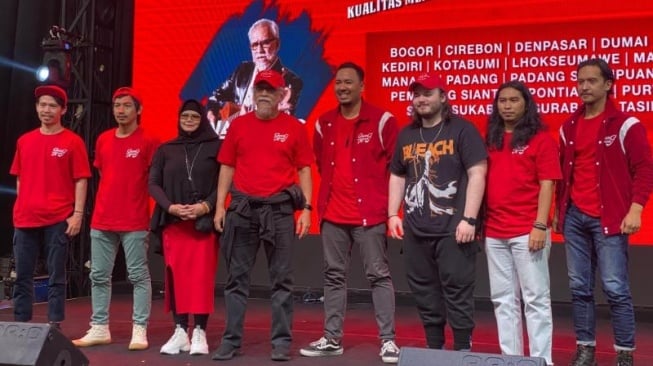 Konferensi pers Konser Iwan Fals bertajuk Gaung Merah SeGALAnya di kawasan Pasar Baru, Jakarta Pusat, Kamis (30/4/2024). [Tiara Rosana/Suara.com]