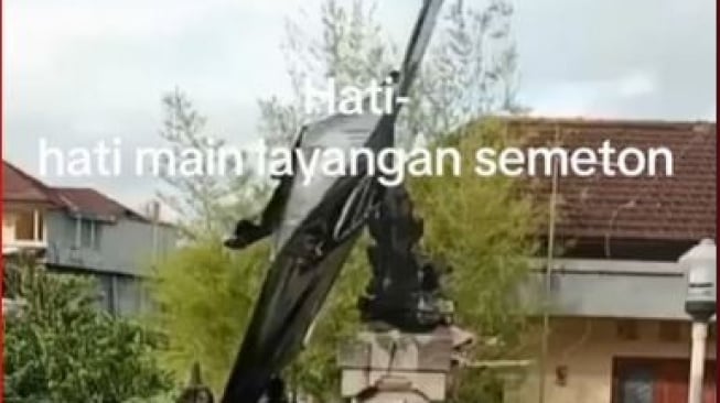 Viral Bangunan Pura Keluarga Hancur Karena Layang-layang