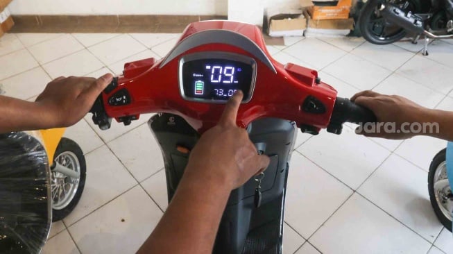 Awas Sentakan Instan! Tips Aman Berkendara Motor Listrik agar Terhindar Kecelakaan