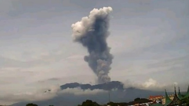 Gunung Marapi Erupsi Lagi, Semburan Abu Capai 2 Kilometer