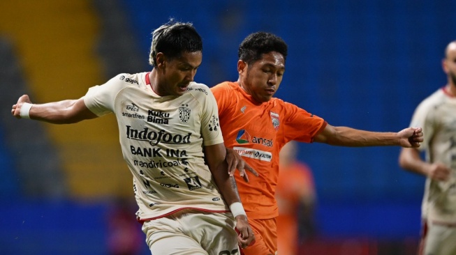 Bek sayap kanan Borneo FC, Fajar Fathurrahman (kanan) berebut bola dengan pemain Bali United dalam laga perebutan tempat ketiga BRI Liga 1 2023-2024 di Stadion Batakan, Balikpapan, Kamis (30/5/2024) malam WIB. [Dok. Borneo FC]