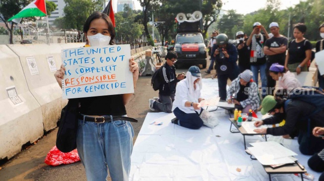 Sejumlah massa melakukan aksi solidaritas untuk Palestina di depan Kedutaan Besar Amerika untuk Indonesia, Jakarta, Jumat (31/5/2024). [Suara.com/Alfian Winanto]