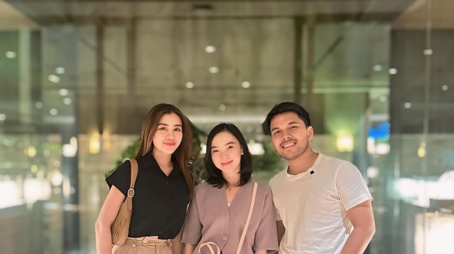 Aaliyah Massaid dan Thariq Halilintar bertemu owner JH Hanny Zeng. [Instagram]