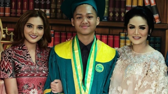 Adu Latar Pendidikan Kris Dayanti dan Ashanty, Lebih Mentereng Ibu Sambung Azriel