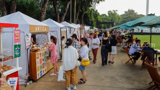 Pengunjung berwisata pada acara Semasa Piknik di Lapangan Banteng, Jakarta, Jumat (31/5/2024). [Suara.com/Alfian Winanto]