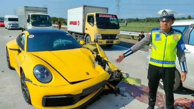 Kronologi Porsche Tabrak Honda Jazz di Tol Nganjuk-Madiun, Bagian Depan Ringsek