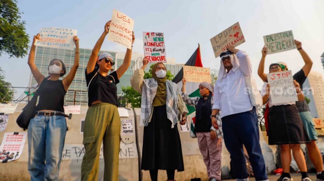 Sejumlah massa melakukan aksi solidaritas untuk Palestina di depan Kedutaan Besar Amerika untuk Indonesia, Jakarta, Jumat (31/5/2024). [Suara.com/Alfian Winanto]