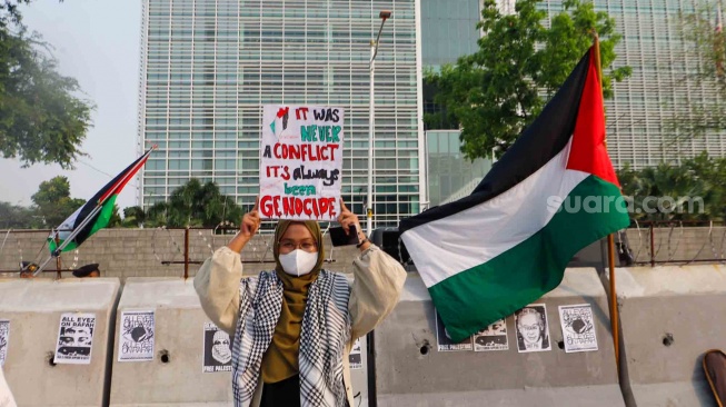 Sejumlah massa melakukan aksi solidaritas untuk Palestina di depan Kedutaan Besar Amerika untuk Indonesia, Jakarta, Jumat (31/5/2024). [Suara.com/Alfian Winanto]