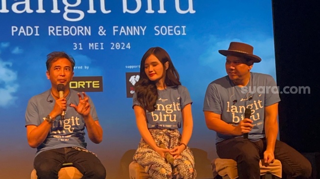 Padi Reborn dan Fanny Soegi merilis single terbaru berjudul "Langit Biru" di Plaza Senayan, Jakarta Pusat pada Jumat (31/5/2024). [Rena Pangesti/Suara.com]