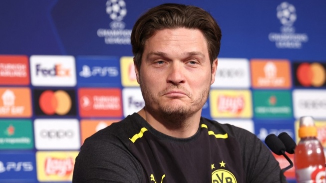 Pelatih Borussia Dortmund, Edin Terzic menghadiri konferensi pers jelang pertandingan Liga Champions. [FRANCK FIFE / AFP]