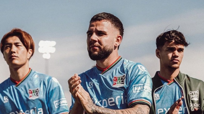 Bek sayap klub Eredivisie NEC Nijmegen, Calvin Verdonk (tengah) kemungkinan belum bisa tampil bersama Timnas Indonesia di laga kontra Irak dan Filipina pada awal Juni mendatang. [Dok. IG/@c.verdonk]