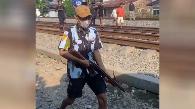 Viral Warga Tawuran Bawa Senapan-Pakai Baju Ormas di Tembung