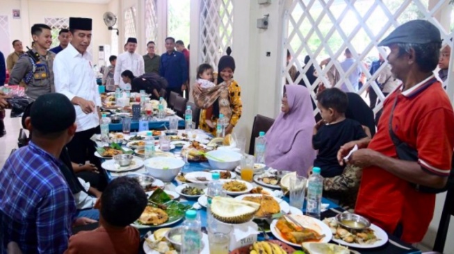 Momen Jokowi Ajak Makan Siang Warga di Kampar: Kok Nggak Habis?