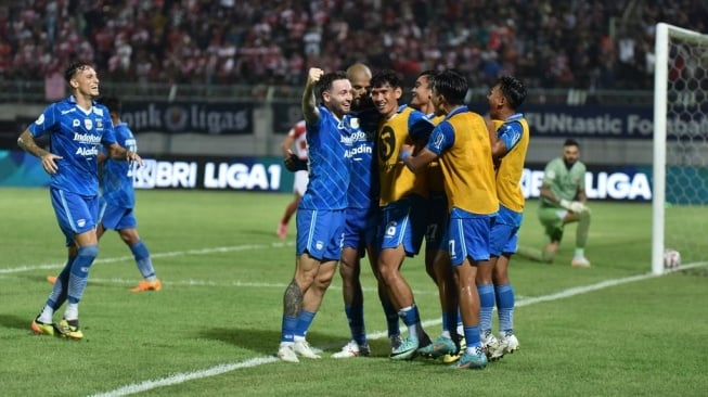 Para pemain Persib Bandung merayakan gol ke gawang Madura United di Stadion Gelora Bangkalan, Jumat (31/5/2024). [Persib.co.id/Sutanto Nurhadi Permana]