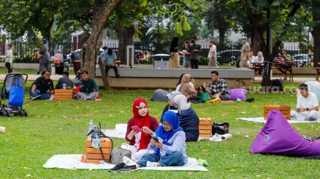 Pengunjung berwisata pada acara Semasa Piknik di Lapangan Banteng, Jakarta, Jumat (31/5/2024). [Suara.com/Alfian Winanto]