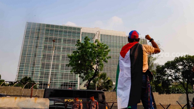 Sejumlah massa melakukan aksi solidaritas untuk Palestina di depan Kedutaan Besar Amerika untuk Indonesia, Jakarta, Jumat (31/5/2024). [Suara.com/Alfian Winanto]