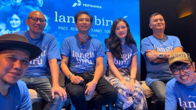 Padi Reborn dan Fanny Soegi merilis single terbaru berjudul "Langit Biru" di Plaza Senayan, Jakarta Pusat pada Jumat (31/5/2024). [Rena Pangesti/Suara.com]