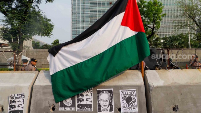 Sejumlah poster terpasang di barier saat aksi solidaritas untuk Palestina di depan Kedutaan Besar Amerika untuk Indonesia, Jakarta, Jumat (31/5/2024). [Suara.com/Alfian Winanto]