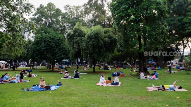 Pengunjung berwisata pada acara Semasa Piknik di Lapangan Banteng, Jakarta, Jumat (31/5/2024). [Suara.com/Alfian Winanto]