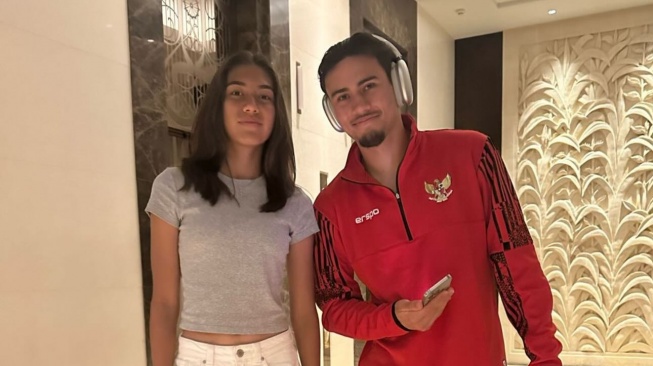 Tak Biasa, Nathan Tjoe-A-On Tersenyum Lebar saat Foto dengan Pemain Timnas Putri Ini