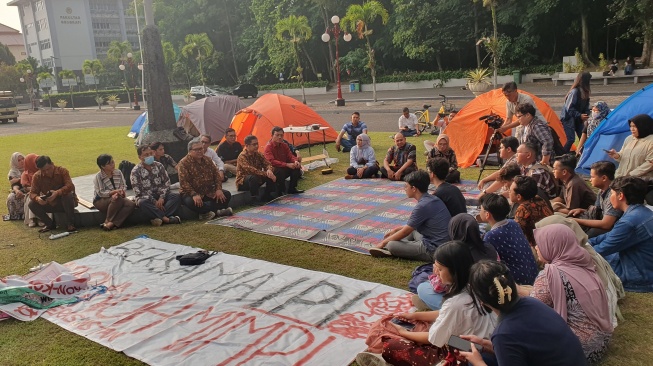 Pertemuan antara mahasiswa dan pimpinan UGM di halaman depan Gedung Balairung UGM, Kamis (30/5/2024). [Suarajogja.id/Hiskia Andika Weadcaksana]