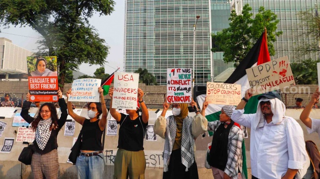 Sejumlah massa melakukan aksi solidaritas untuk Palestina di depan Kedutaan Besar Amerika untuk Indonesia, Jakarta, Jumat (31/5/2024). [Suara.com/Alfian Winanto]